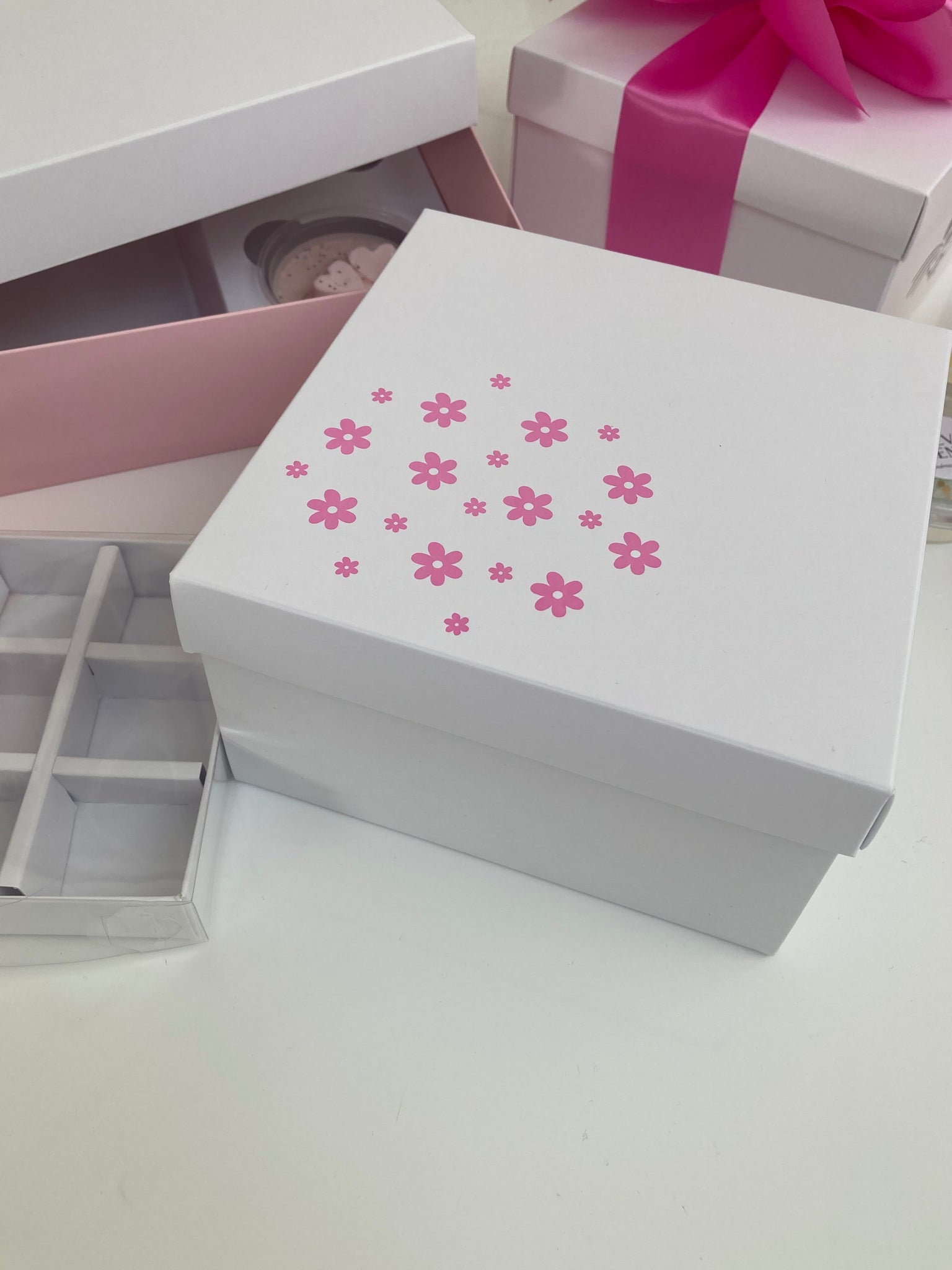 PINK FLOWER HAMPER/GIFT BOX SOLID LID WHITE 155 x 155 x 90mm