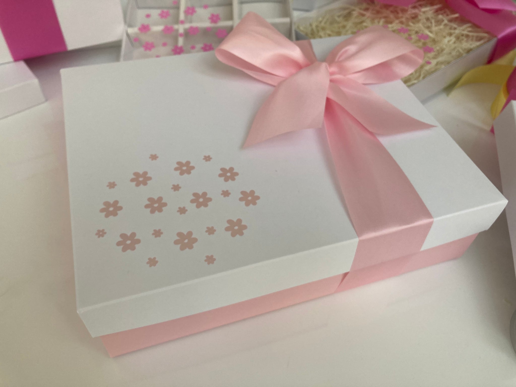 PINK & WHITE FLOWER HAMPER/GIFT BOX 240 x 195 x 70mm